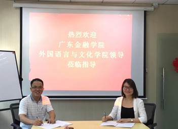 说明: D:\0bevictor伟德\实践教学及实习基地建设\2019广金bevictor伟德举行实习基地签约授牌仪式\黄经理签约.jpg