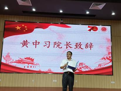 说明: C:\Users\huangzx\Desktop\2019基层党组织党建工作创新案例\2019活动附图\14黄中习在班会上致辞并朗诵诗歌.jpg